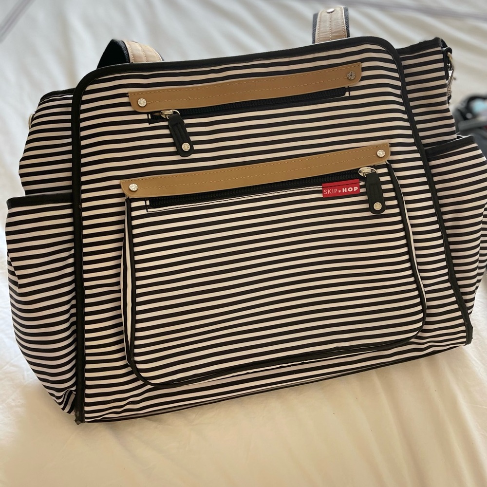 Skip Hop Black and Gray Messenger Bag Practical Design - Picture 3 of 4